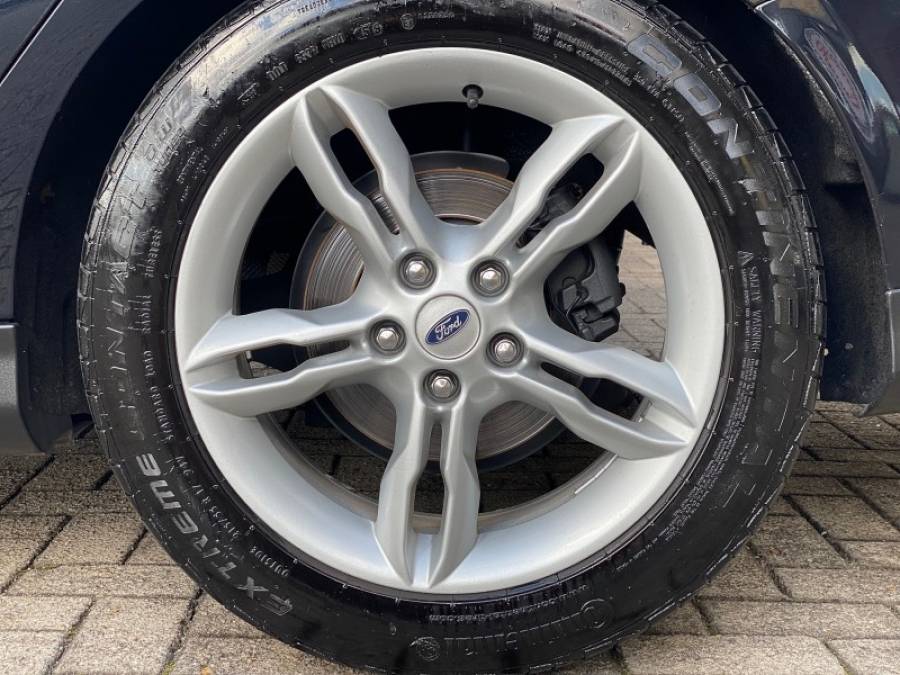 FORD - FOCUS - 2015/2016 - Preta - R$ 59.900,00
