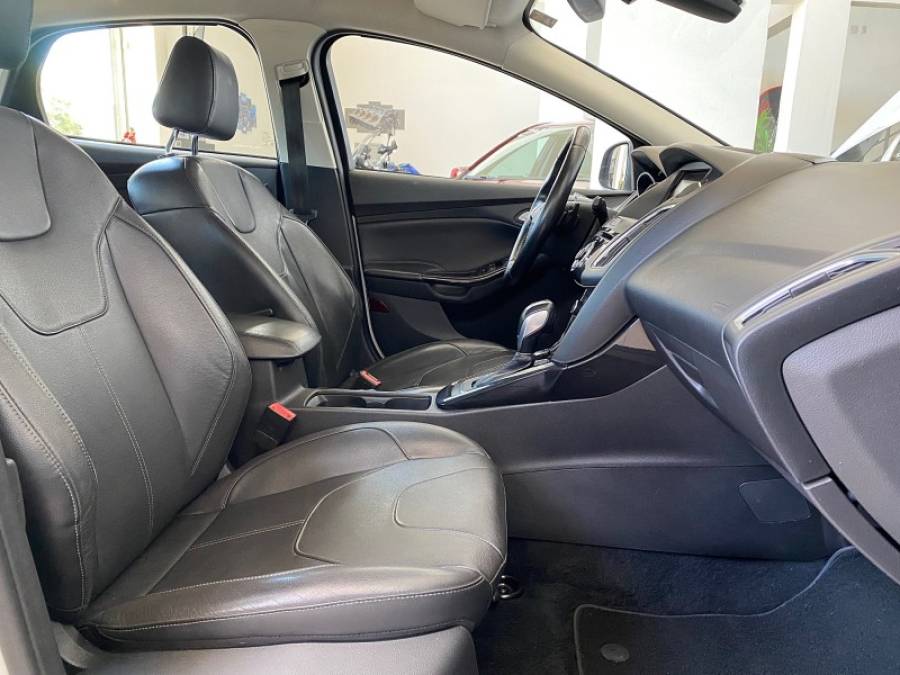 FORD - FOCUS - 2016/2016 - Branca - R$ 66.900,00