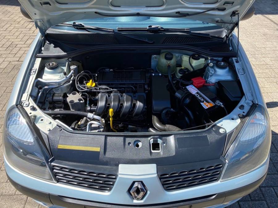 RENAULT - CLIO - 2003/2004 - Prata - R$ 25.900,00