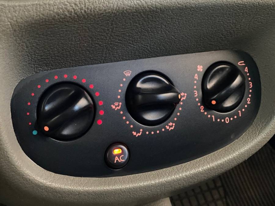 RENAULT - CLIO - 2003/2004 - Prata - R$ 25.900,00