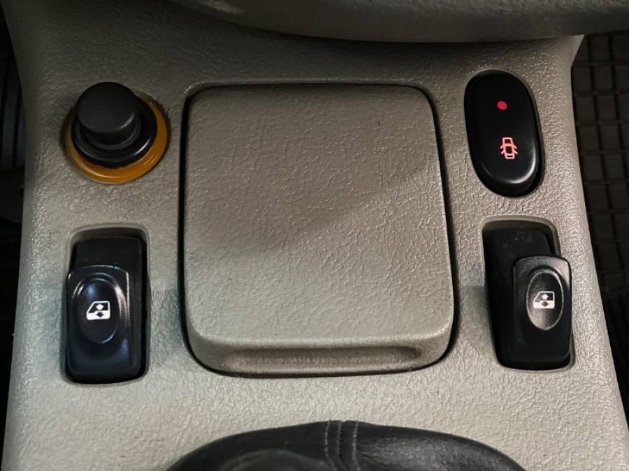 RENAULT - CLIO - 2003/2004 - Prata - R$ 25.900,00