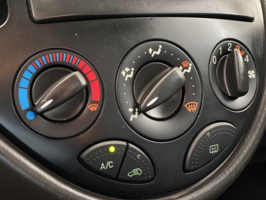 FORD - FOCUS - 2006/2006 - Prata - R$ 28.900,00