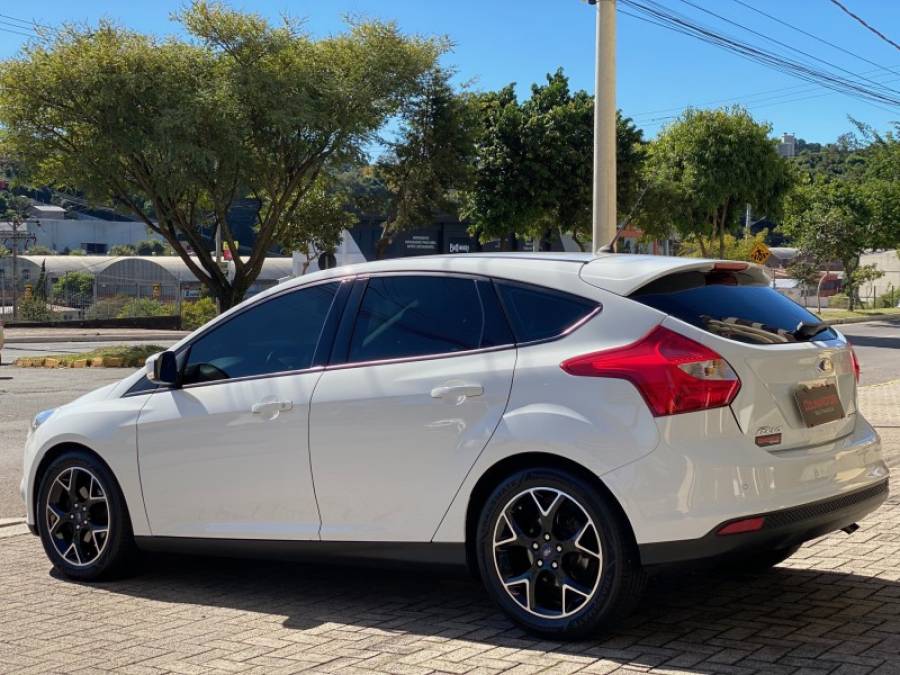 FORD - FOCUS - 2014/2014 - Branca - R$ 55.900,00