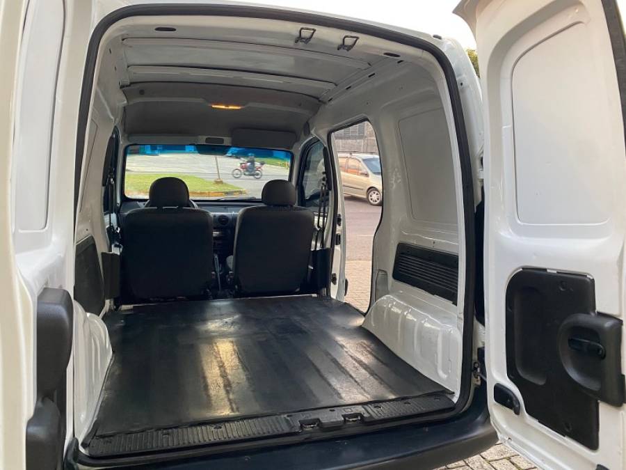 RENAULT - KANGOO - 2015/2015 - Branca - R$ 46.900,00