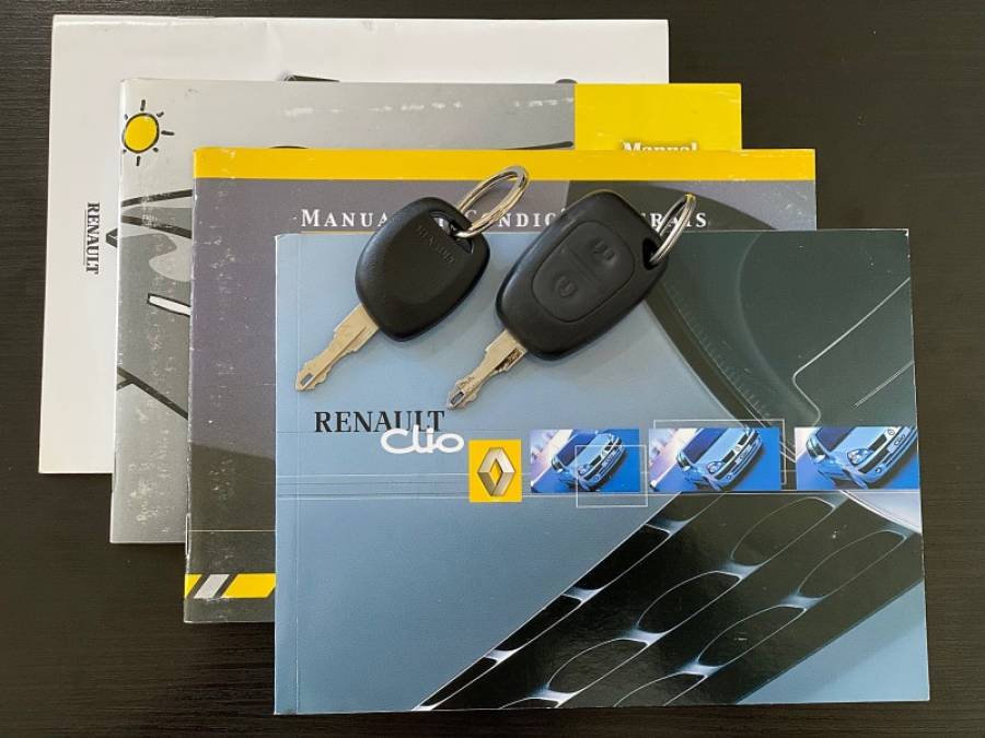 RENAULT - CLIO - 2003/2004 - Prata - R$ 25.900,00