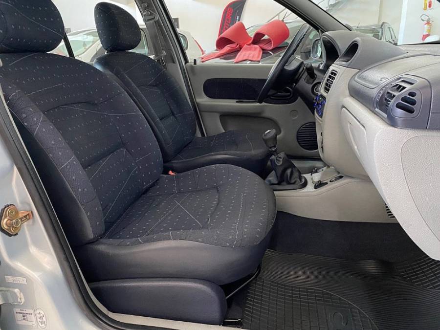 RENAULT - CLIO - 2003/2004 - Prata - R$ 25.900,00