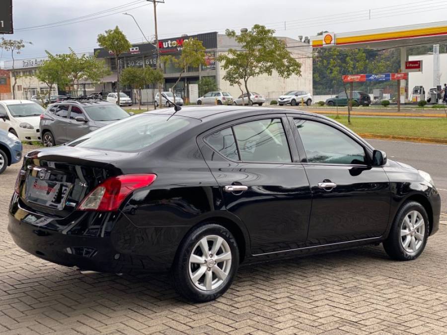 NISSAN - VERSA - 2013/2014 - Preta - R$ 44.900,00