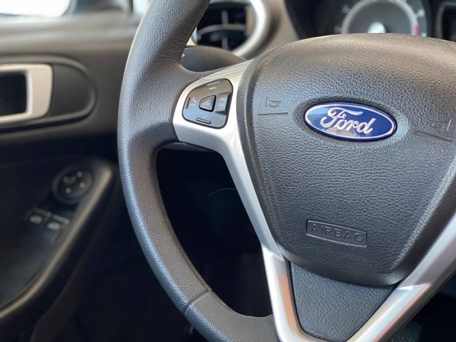 FORD - FIESTA - 2018/2019 - Branca - R$ 58.900,00