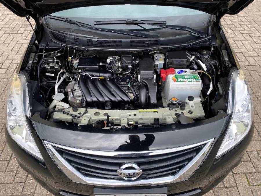 NISSAN - VERSA - 2013/2014 - Preta - R$ 44.900,00