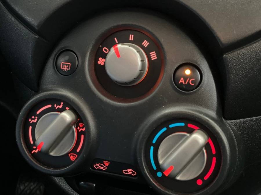 NISSAN - VERSA - 2013/2014 - Preta - R$ 44.900,00