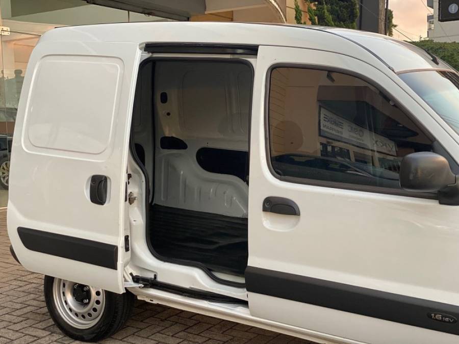RENAULT - KANGOO - 2015/2015 - Branca - R$ 46.900,00