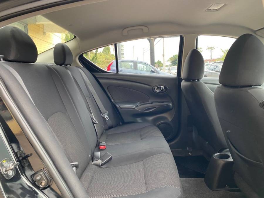 NISSAN - VERSA - 2013/2014 - Preta - R$ 44.900,00