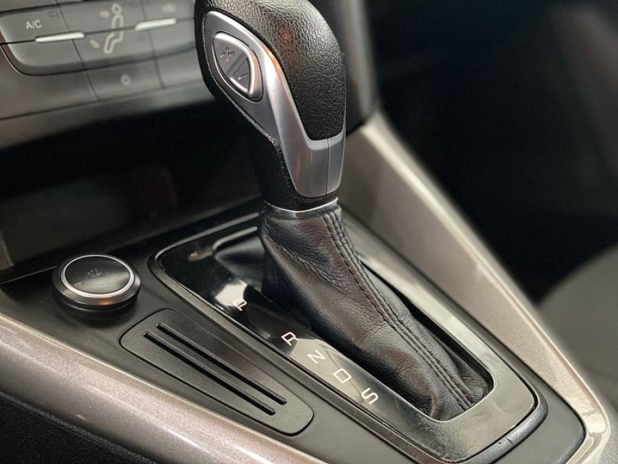 FORD - FOCUS - 2015/2016 - Preta - R$ 59.900,00