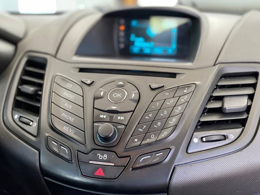 FORD - FIESTA - 2018/2019 - Branca - R$ 58.900,00