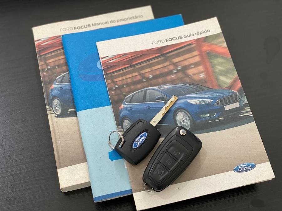 FORD - FOCUS - 2015/2016 - Preta - R$ 59.900,00